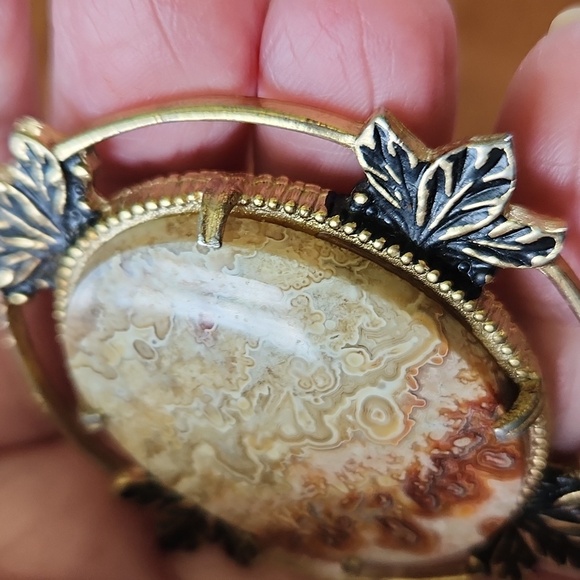 Elegant Gold and Black Pendant Necklace - Picture 11 of 13